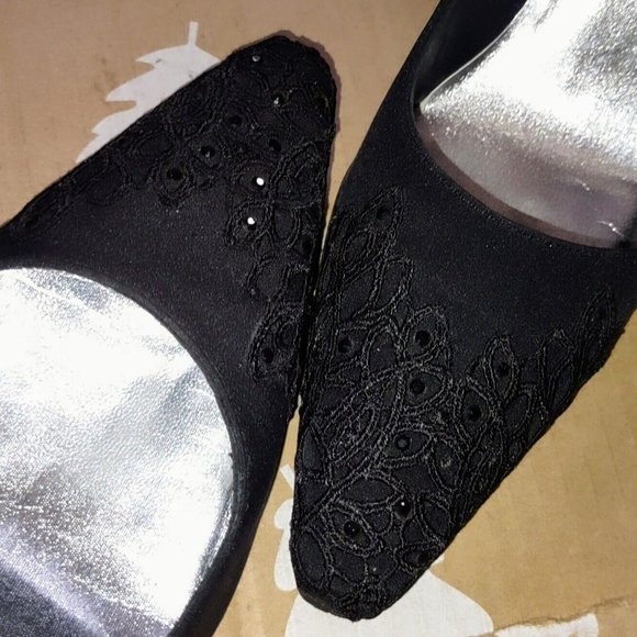 Stuart Weitzman Satin Pointed-Toe Embellished Pump Spool Heel 6B Crystal - Picture 2 of 11